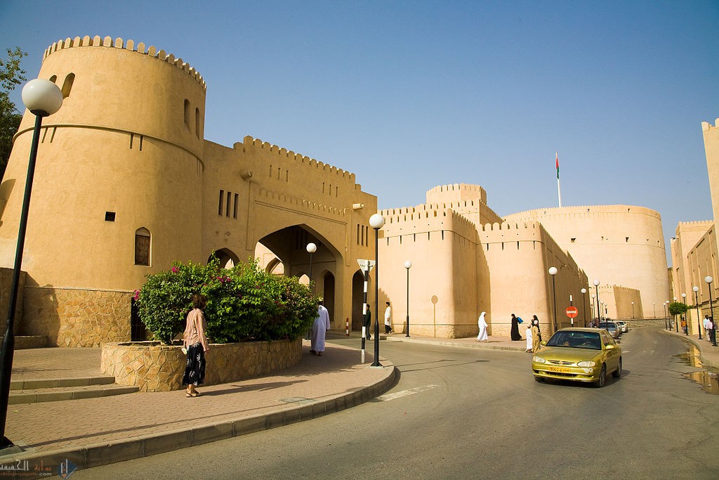 متى تم بناء قلعة نزوى