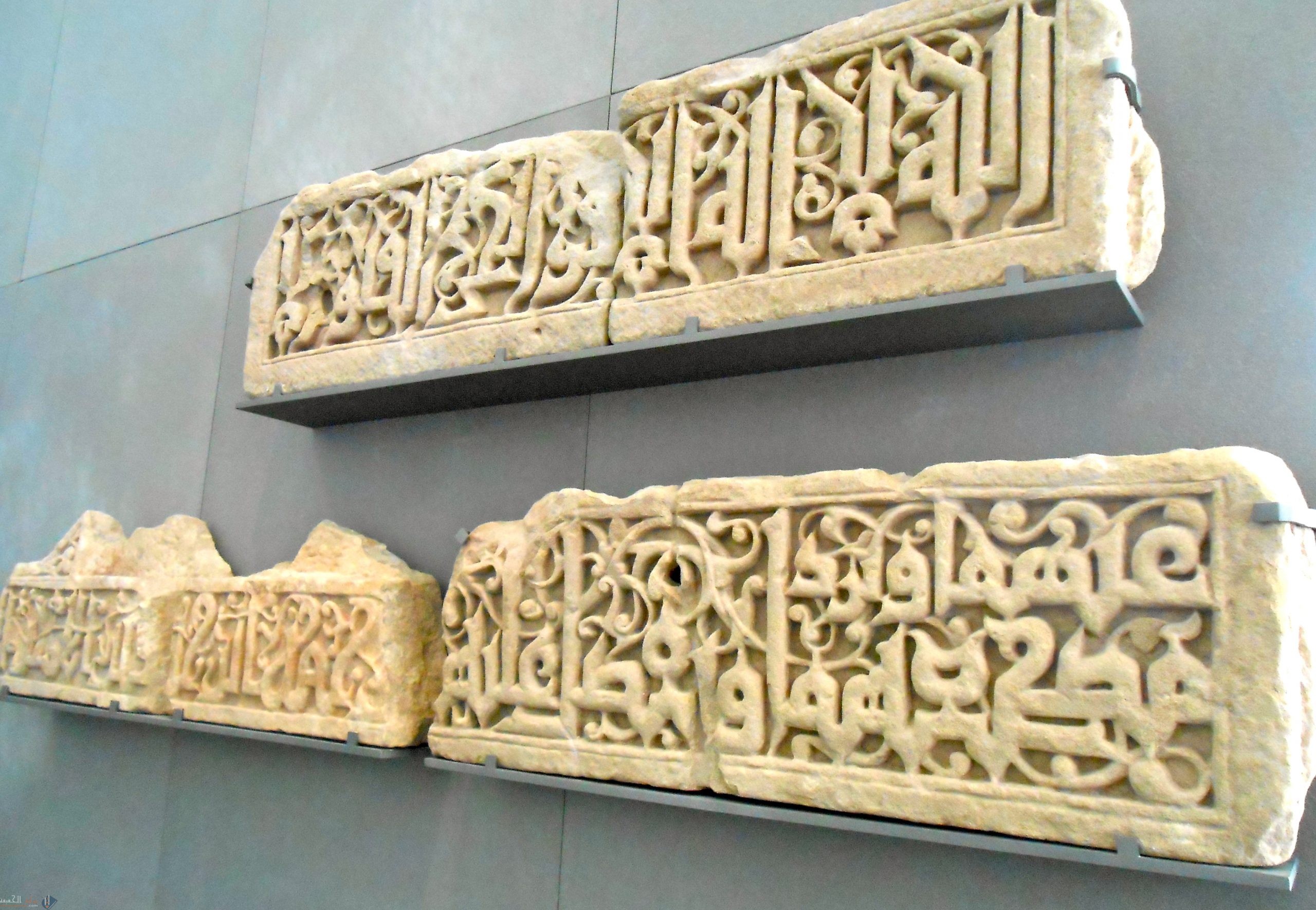 الافريز هو حصر التعبيرات الزخرفية على خط واحد؟