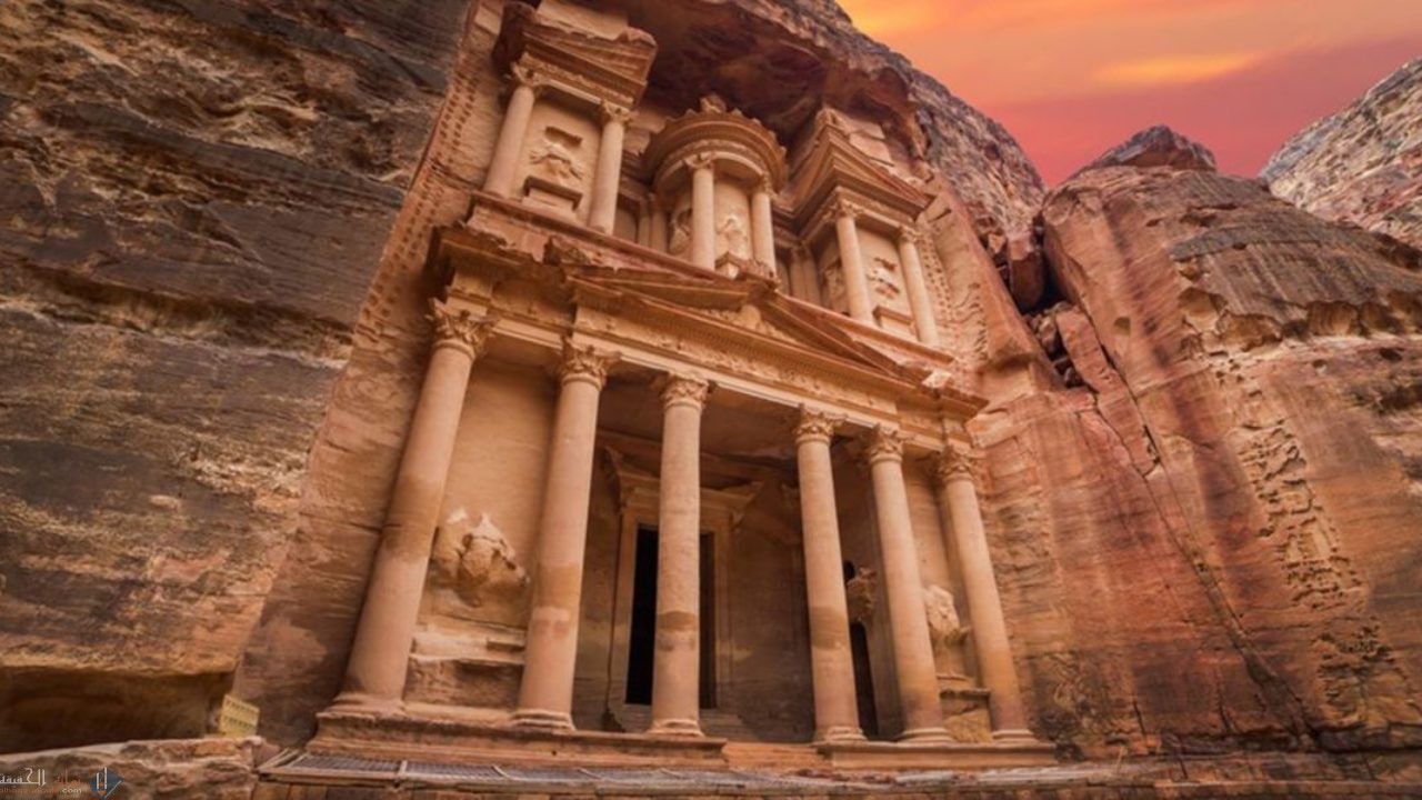تسمى بالمدينة الوردية