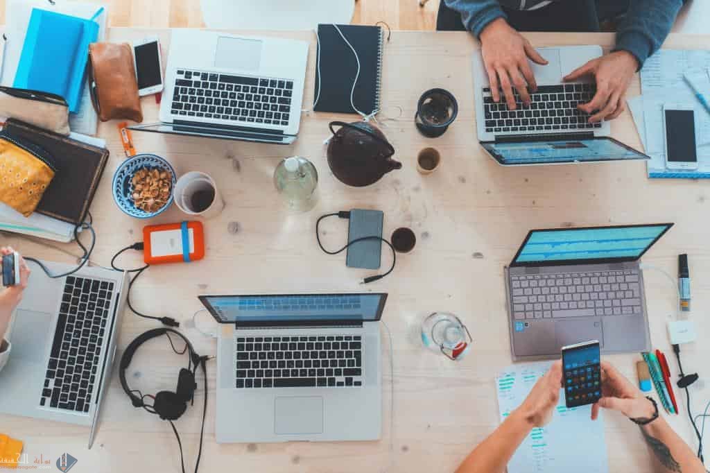 أبحث عن مقالة تناولت جانبا من موضوع العمل والعمال ثم أنسخ منها فقرة أو فقرتين