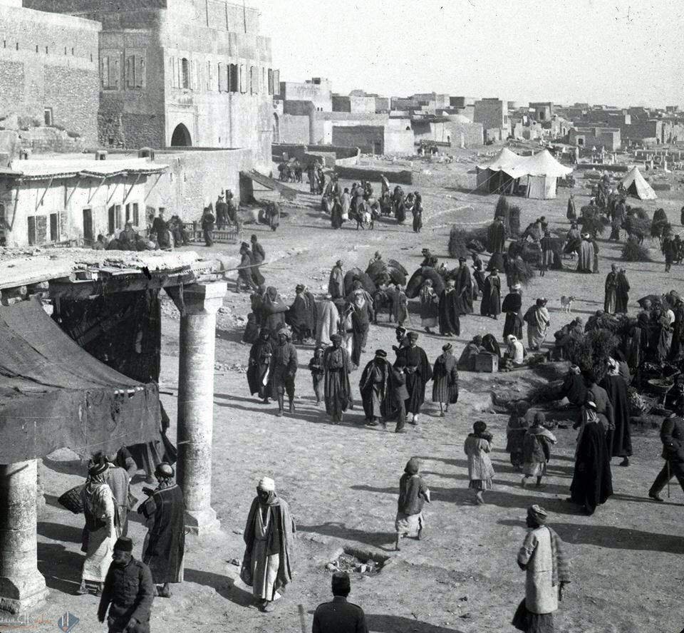 من الأمثلة على أسواق العرب القديمة التي انتشرت في شبة الجزيرة العربية قبل البعثة سوق الحرير والبخور