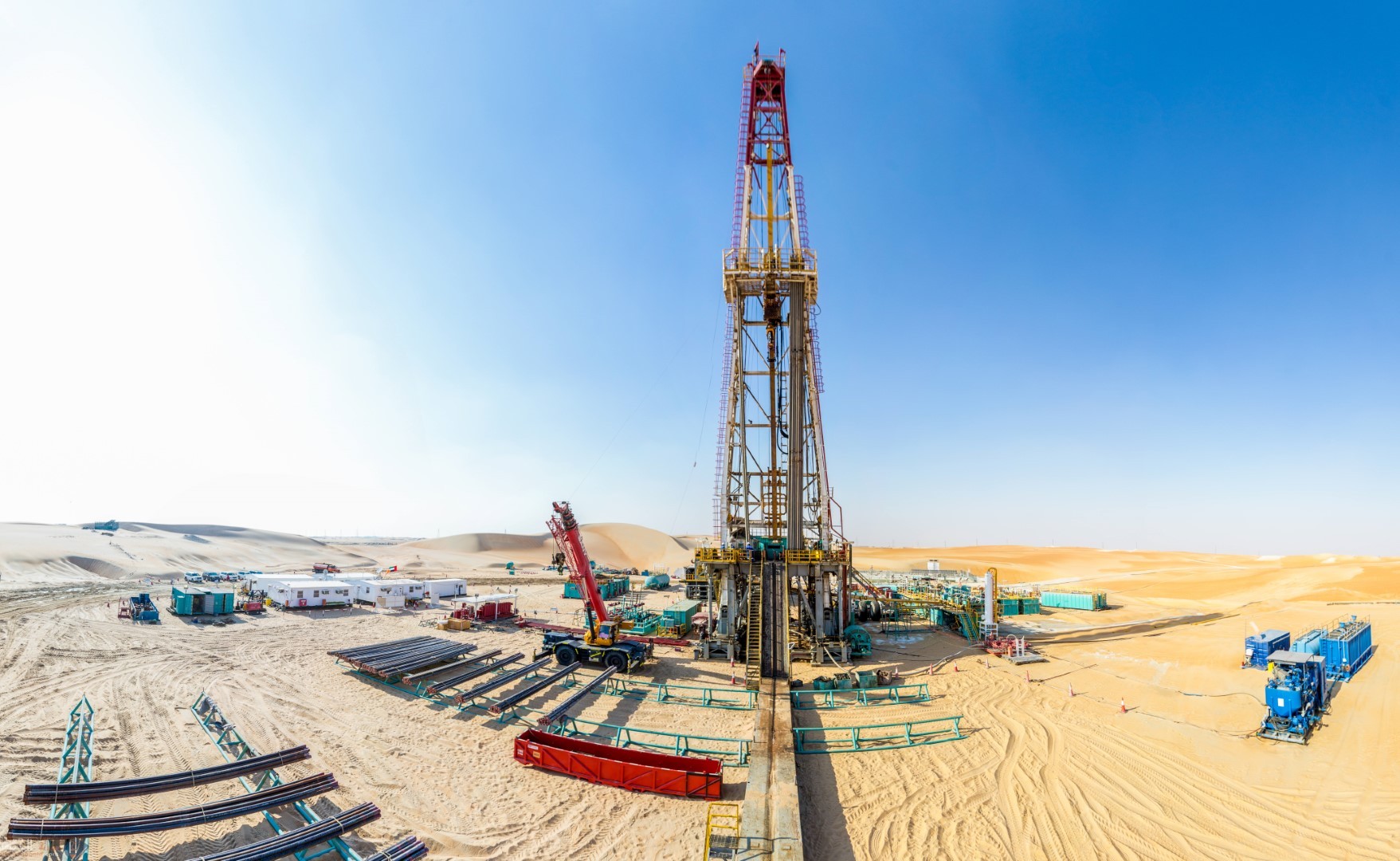 قارن بين صعوبة الحفر للحصول على الترسيبات القريبة من السطح مقارنة بتلك الموجودة في أعماق القشرة الأرضية