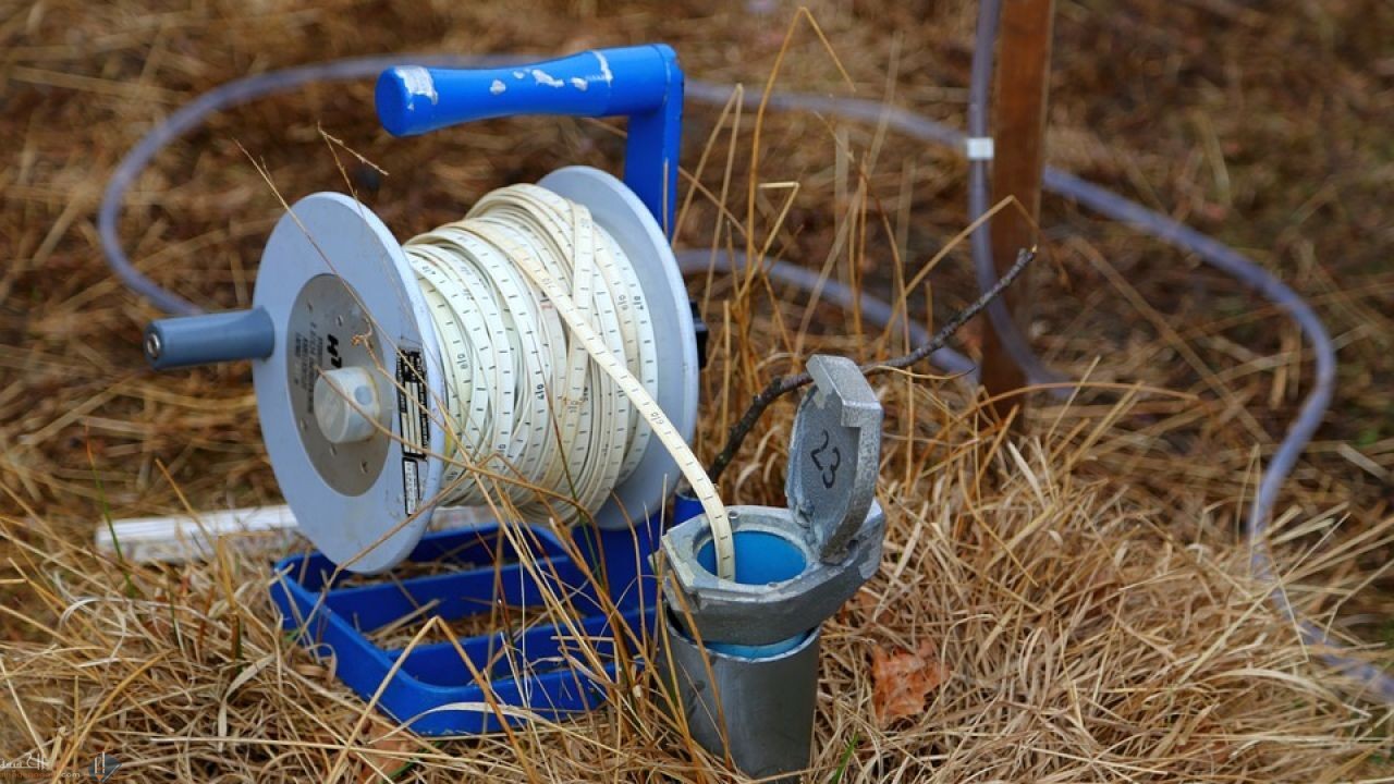 كيف تؤثر النفايات الخطرة الموجودة في مكاب النفايات في المياه الجوفية؟