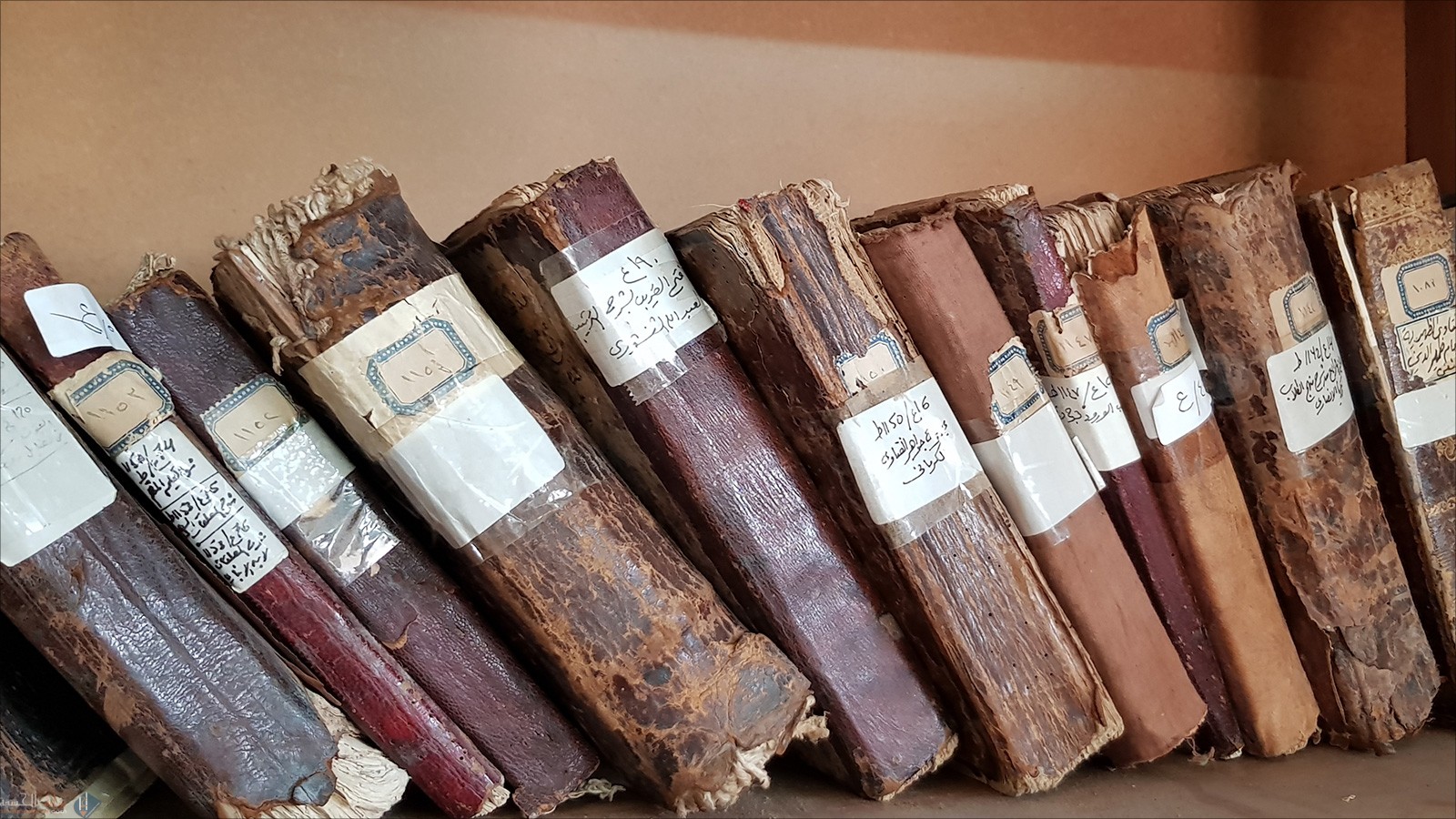 ما الفرق بين العصر الجاهلي والعصر النبوي في النواحي السياسية والدينية والثقافية