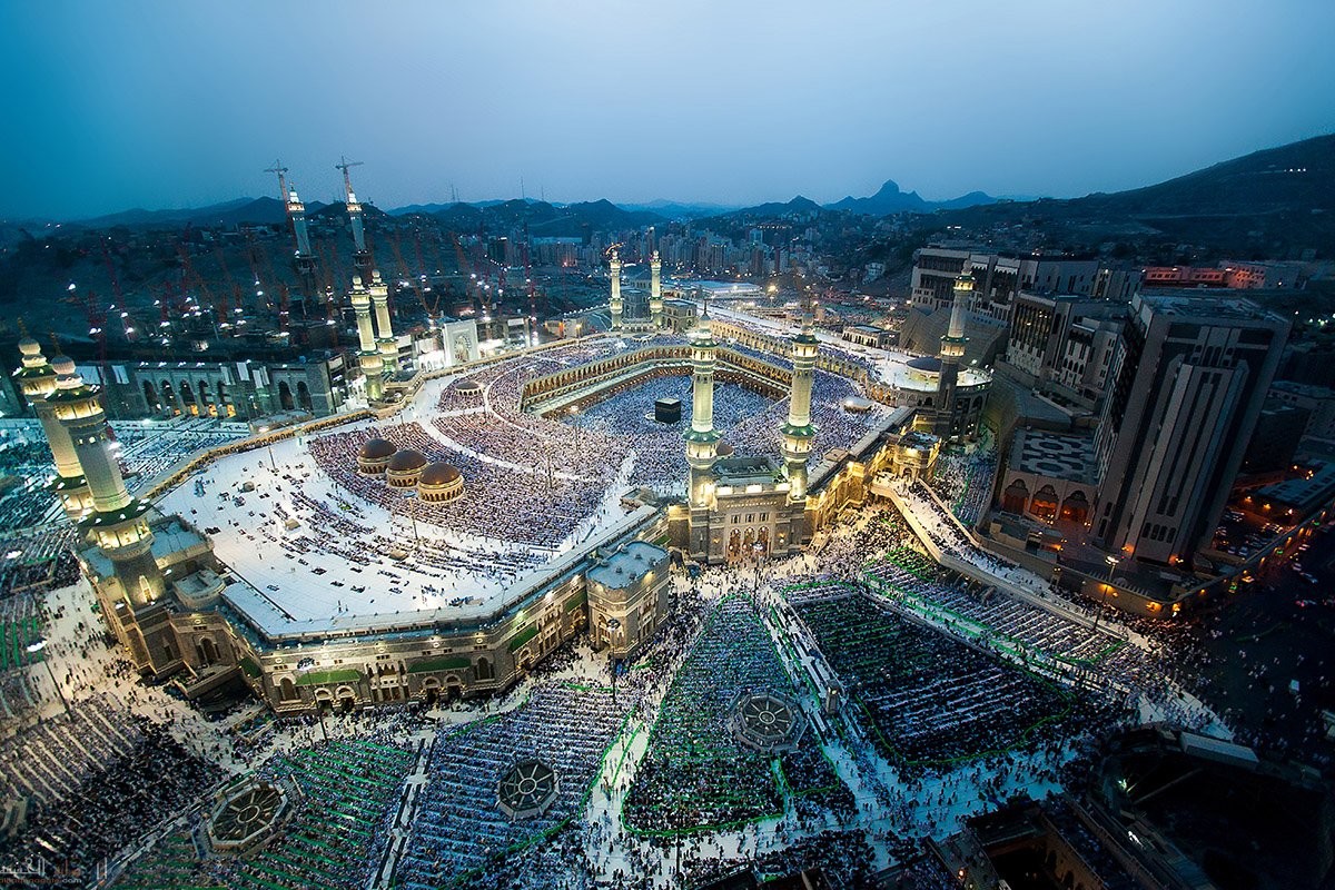 هناك سببان عام وخاص لاستشعار الشاعر عظمة البلد الحرام ما هما ؟