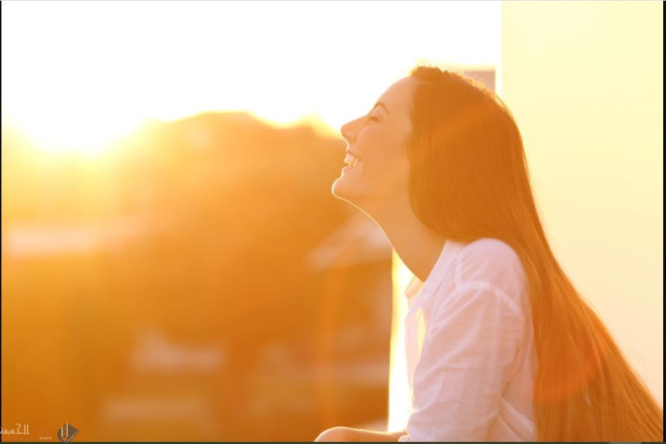 يسلك الضوء سلوك الموجات عند انتقاله في الفضاء يسلك سلوك الجسيمات عند تفاعله مع المادة