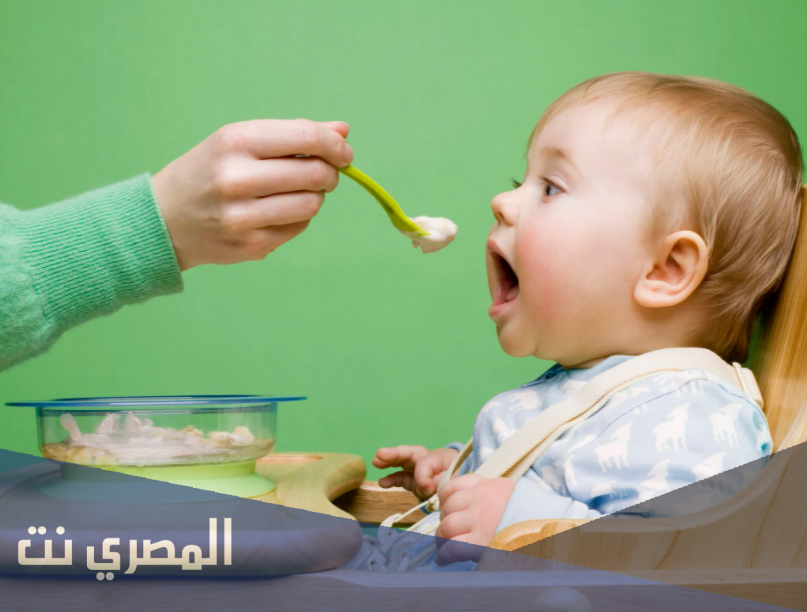هذا هو العمر المناسب لتقديم الطعام الصلب لرضيعك