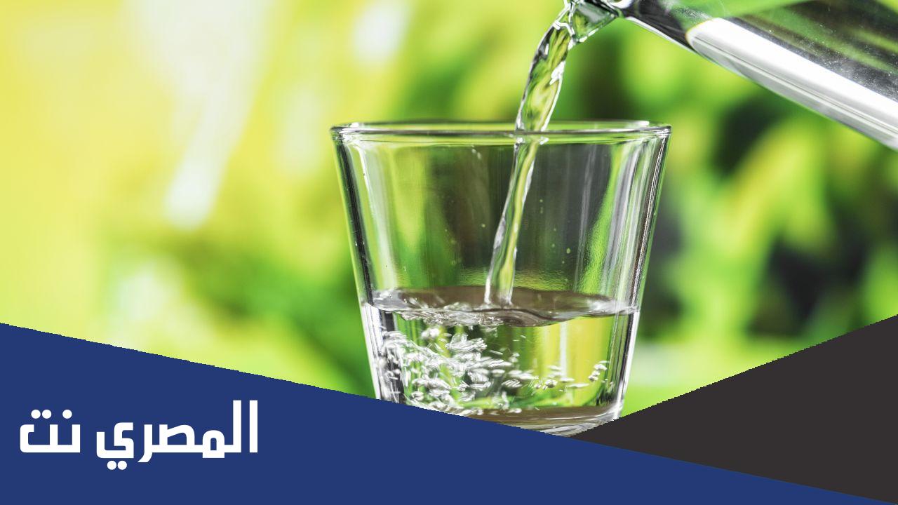 أضرار شرب الماء البارد على معدة فارغة