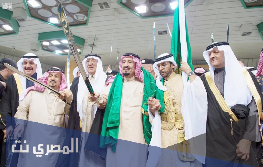 ثوب تقليدي من تراث نجد.. يتميز بأكمامه الطويلة التي تتعدى الركبة.. ويعتبر أحد الأزياء الأساسية في العرضة السعودية