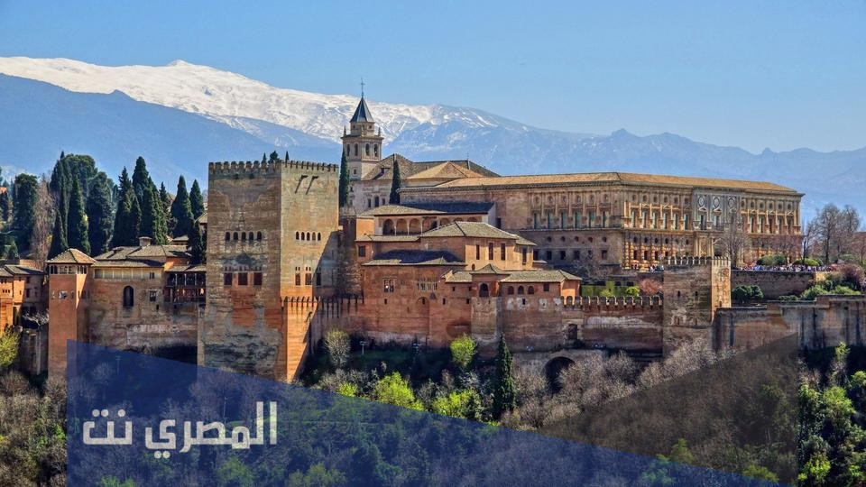 اين يقع قصر الحمراء في اسبانيا