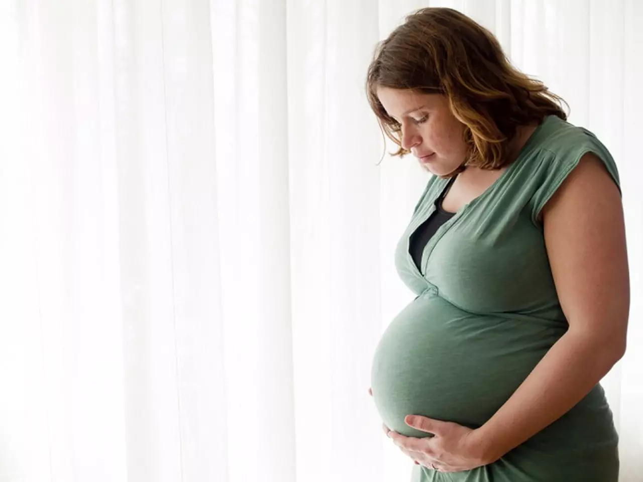 لماذا تشعر المرأة الحامل بألم أسفل البطن؟