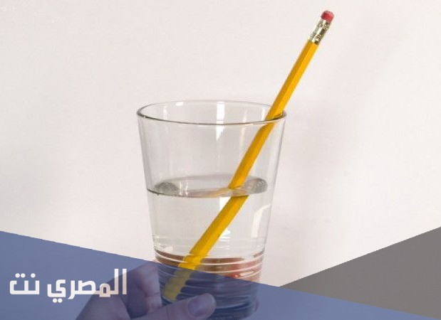 لماذا يبدو القلم مثنيا اذا وضع فى كوب ماء؟