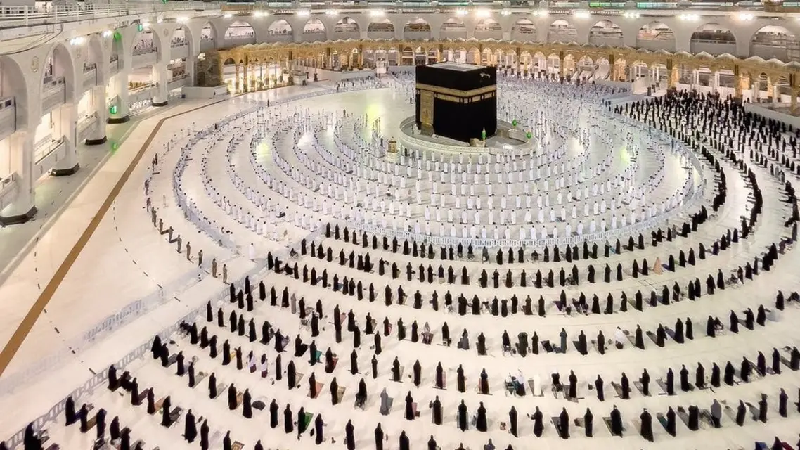 اول من اطلق عليه خادم الحرمين