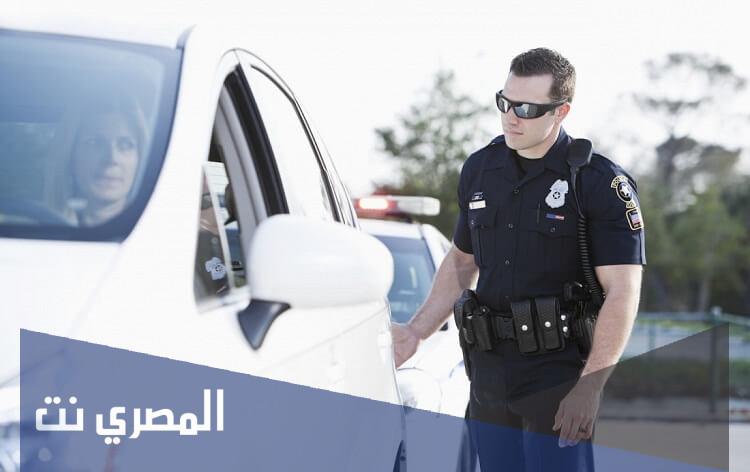 لماذا يلمس الشرطي عادة وخصوصا في أمريكا المصباح الخلفي للسيارة أثناء توقيفها ..؟