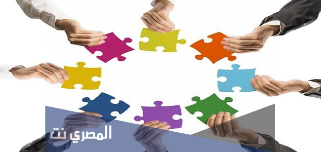 ما هو الشيء الذي يطير في النهار ويمشي في الليل