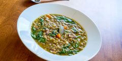 طريقة عمل شوربة العدس بالدجاج والسبانخ بالخطوات