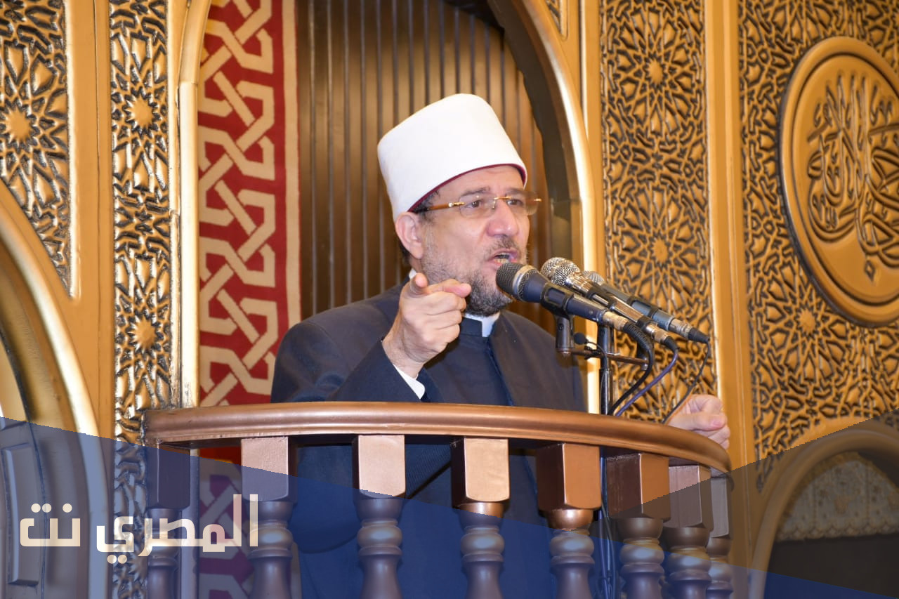 ما حكم من يتكلم ويشوش على المصلين اثناء خطبة الجمعة