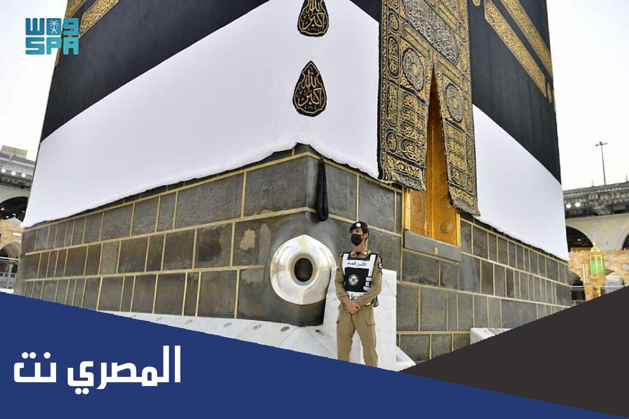 من اول من استلم الحجر الاسود من الائمه