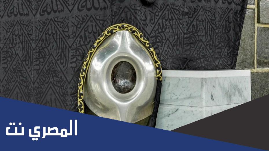 من اول من استلم الحجر الاسود من الائمه