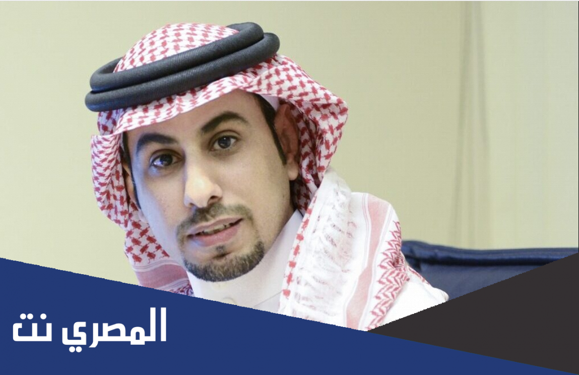 الرئيس السابق لقسم النقد والأدب المسرحي بالمعهد العالي للفنون المسرحية بالكويت، يحاضر في السرديات، والنصوص المسرحية، ومناهج البحث والدراسات النقدية، وتاريخ الفن، ونظريات النقد الحديث؛ البنيوية، التفكيكية، الكوليونالية، ما بعد الكوليونالية، المسرح السياسي؛ بيرتولد بريخت، بيتر فايس وإيرفين بيسكاتور، والمابعد حداثي عند الكاتب المسرحي الإنجليزي هاورد باركر Howard Barker (1946 - ). أشراف عل العنزي على رسائل ومشاريع متعددة منها، أثر الديموقراطية على المسرح الإغريقي، والتنفيس السياسي في المسرح العربي؛ مسرح الكاتب السوري محمد الماغوط نموذجاً، وموكينبوت ما بين رحلة حنظلة لسعدالله ونوس، و How Mr. Mockinpott was cured of his Sufferings وللألماني بيتر فايس، أثر لوركا الفكري في مسرح صلاح عبد الصبور، أثر التعبيرية على مسرح برتولد برخت: دراسة في الأعمال المسرحية الأولى، المفاهيم الهيكلية لمسرح هارولد بنتر، أوسكار وايلد ومنهجه في التأليف، ودراسات متعددة أخرى. علي العنزي، عضو هيئة تحرير سلسلة إبداعات عالمية بالمجلس الوطني للثقافة والفنون والآداب بالكويت منذ العام 2009، وهو عضو محكم للأبحاث والدراسات الأدبية في عدة مجلات علمية جامعية محكمة. عمل علي العنزي، لأكثر من 20 عاما في الصحافة الكويتية، وهو عضو في جمعية الصحافيين الكويتية، وسبق وأن نال جائزة الدولة للإبداع الصحافي من وكالة الأنباء الكويتية في العام 1994، كما أنه عضو لجان تحكيم في مجموعة من المهرجانات المسرحية، المحلية في دورات الأعوام 2008، و2010، كما أنه يحاضر في أصول الكتابة والتأليف المسرحي، وفي الفنون الأدائية المعاصرة، وقدم عدد من المحاضرات والندوات والورش في النقد المسرحي، وفن الكتابة والنقد التطبيقي، وترجمة الأعمال الأدبية عن اللغة الإنجليزية. يكتب العنزي، في الرواية الخليجية، والقصة القصيرة، محللا وناقدا، وفي مسيرة المسرح العربي، ومأسسة المسرح، وله محاضرات وأبحاث وتعقيبات، علاوة على لقاءات ومشاركات أدبية متكررة به. وللدكتور علي العنزي ريادة فنية كويتية/خليجية، بكتابته ليبرتو الأوبرا الكويتية/الخليجية الأولى وعنوانها أوبرا ديرة، والتي لحنها ووضع موسيقاها الموسيقار الكويتي رشيد فايز البغيلي، ملحن الأوبرا الكويتية/الخليجية الأولى وعضو هيئة تدريس المعهد العالي للفنون الموسيقية، وأخرجها المخرج والممثل المسرحي والتلفزيوني فهد علي العبد المحسن، عضو هيئة تدريس المعهد العالي للفنون المسرحية، ورئيس رابطة أعضاء هيئة التدريس بمعهد المسرح.