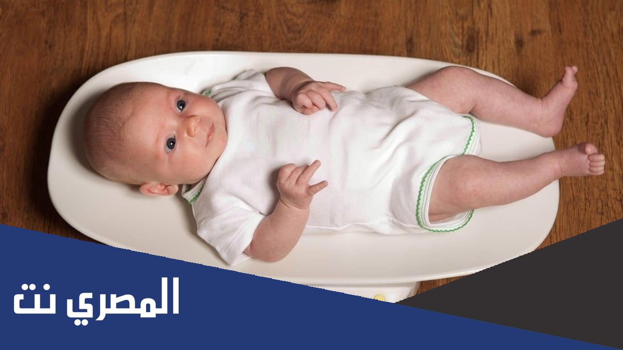 كم الوزن الطبيعي لطفل عمره شهرين