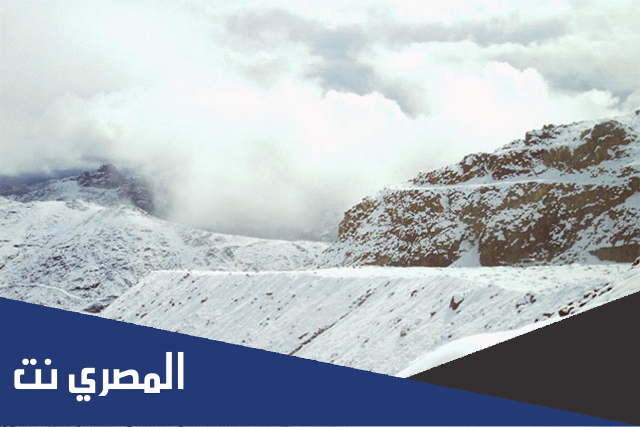 كم يبعد جبل اللوز عن تبوك