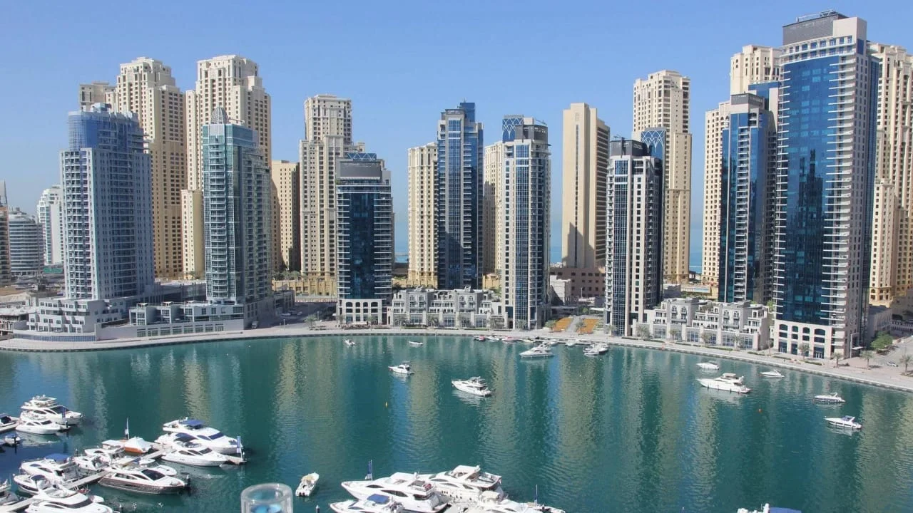 كم تبعد عجمان عن دبي بالسياره