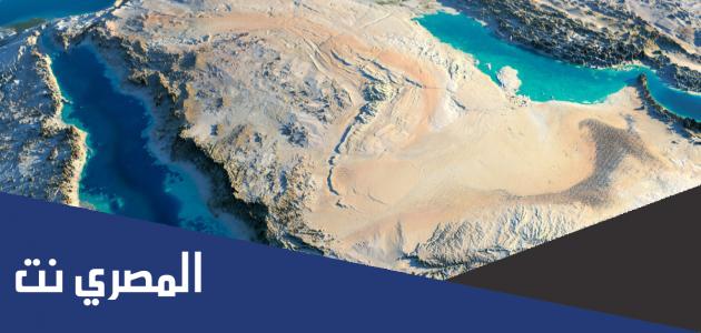 ماهو البحر الذي يفصل بين قارتين ويقع بين بحرين؟