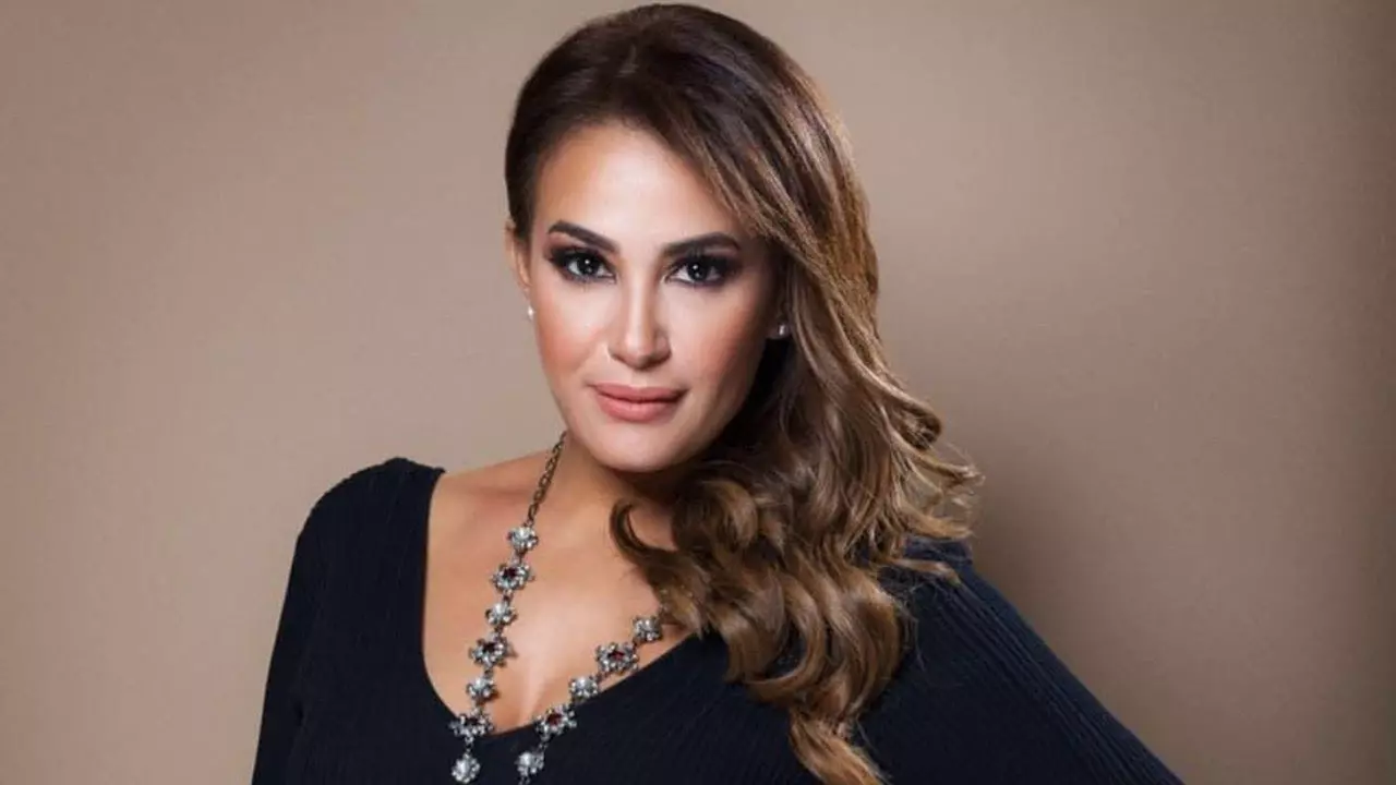 من هي التي لعبت دور المرأة الرئيسي في اسماء ؟