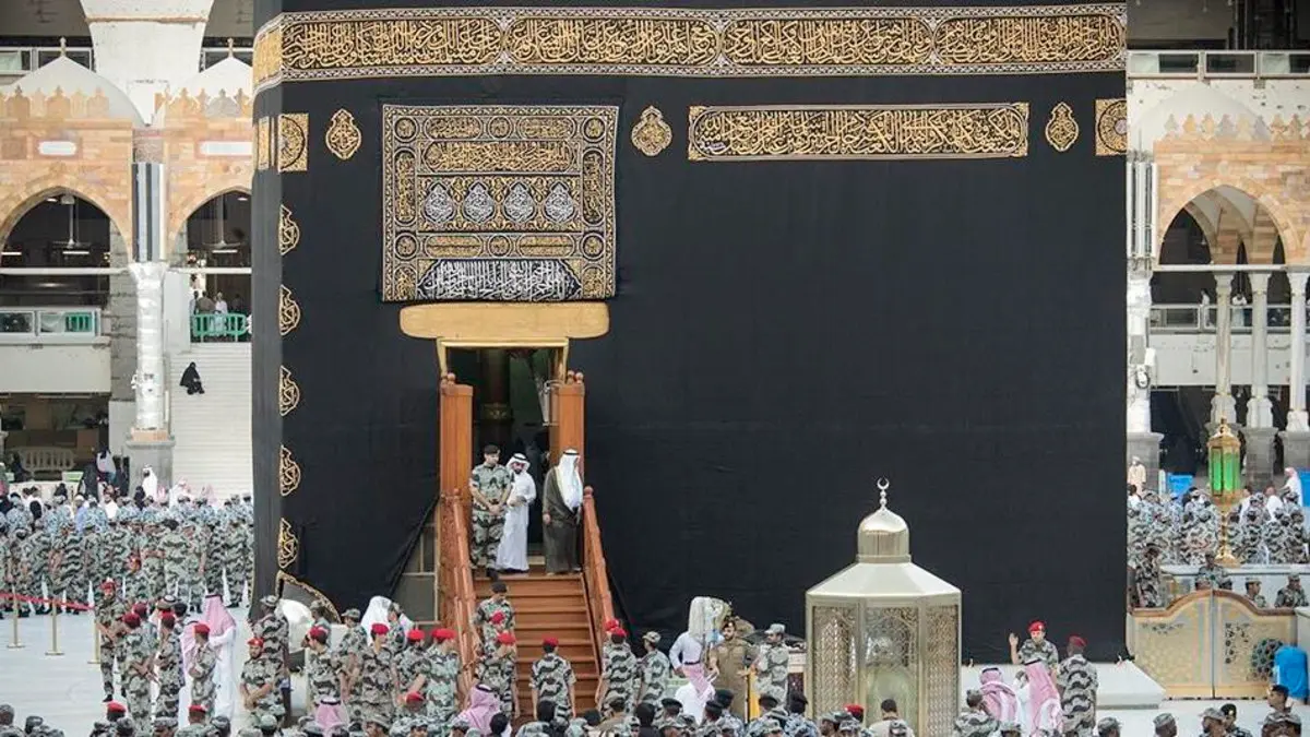 في اي جهة يقع باب الكعبة المشرفة
