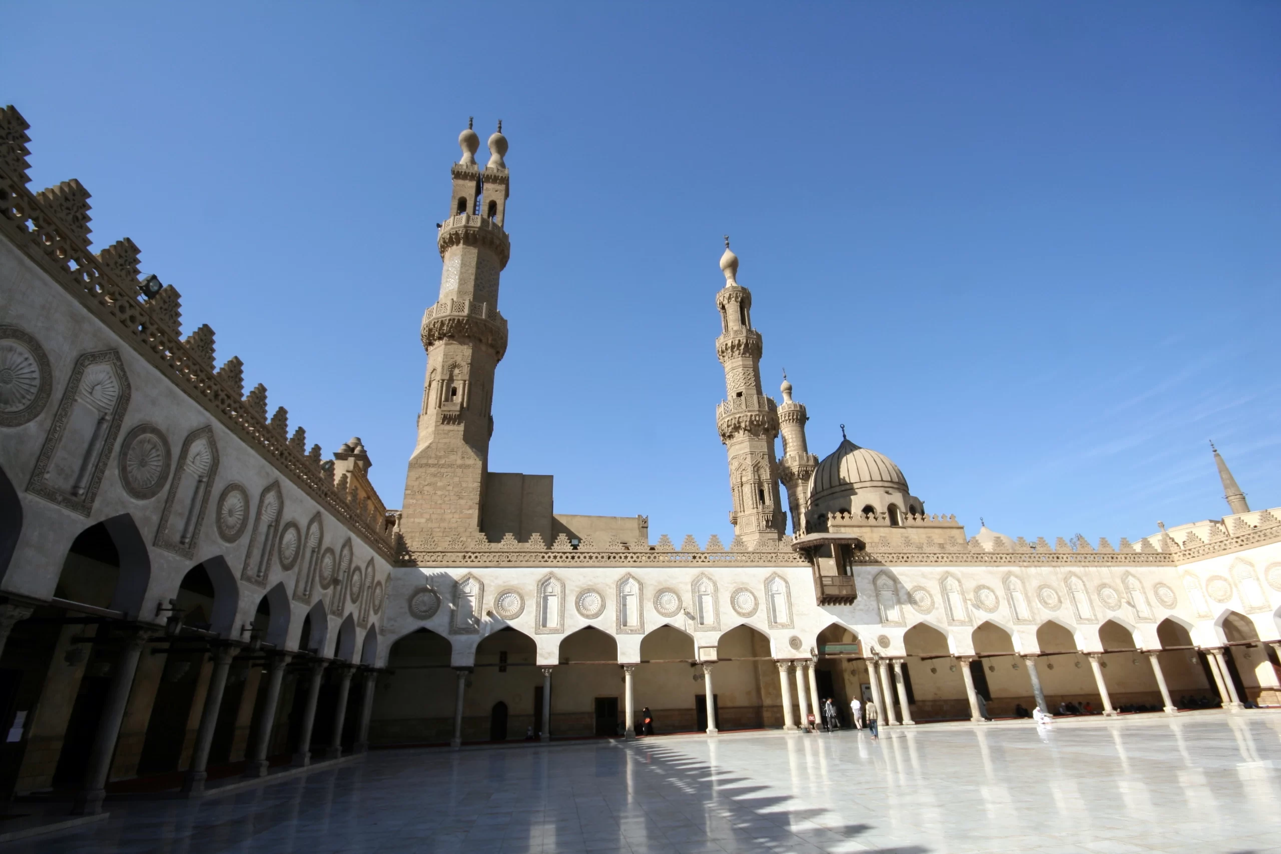 في العام 361 هـ بني أهم مسجد في مصر للعبادة والعلم ، ما إسم هذا الجامع