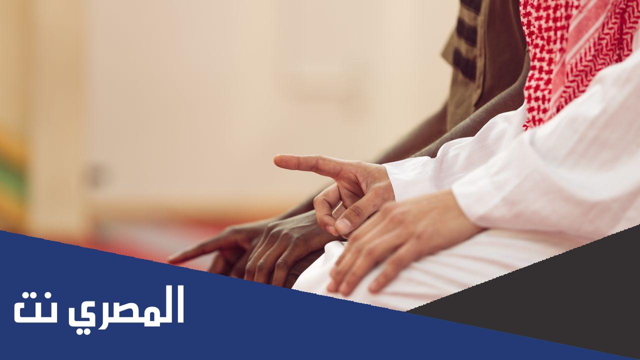 لماذا نضع اليد اليمنى على اليسرى في الصلاة