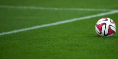 كم طول ملعب كرة القدم وعرضه