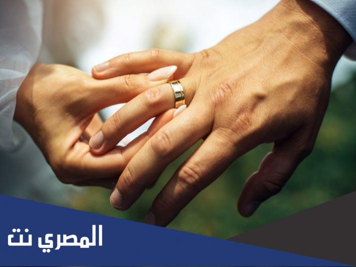 خاتم الخطوبة في أي يد للرجال
