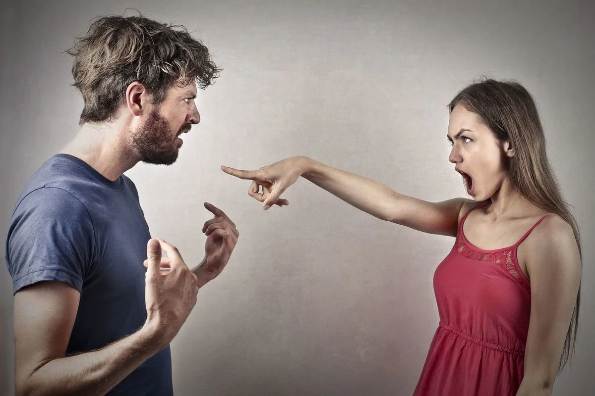 كيف تتعامل مع شخص يقلل من قيمتك في العمل