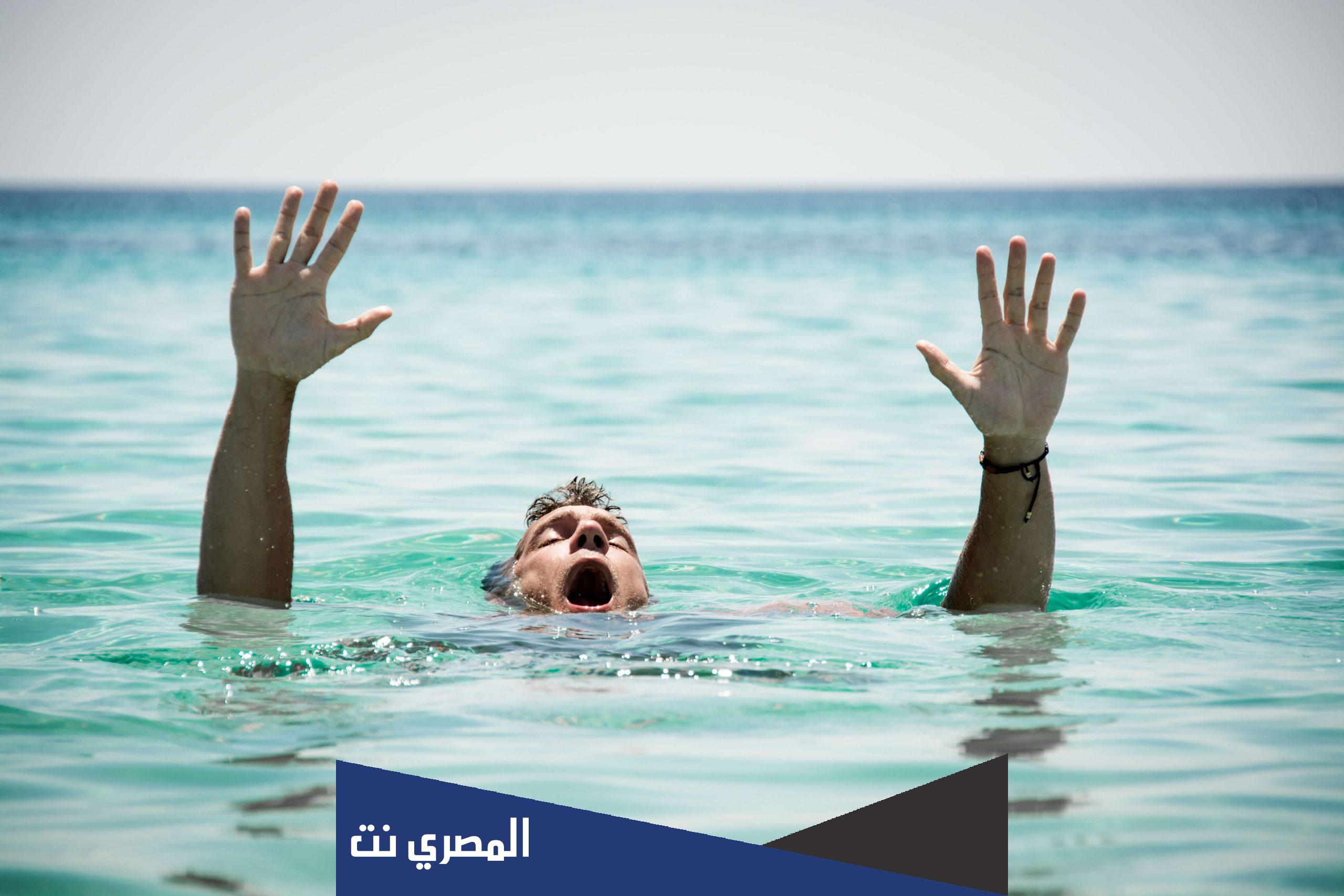 لماذا يستطيع الانسان السباحة رغم انه اثقل من الماء