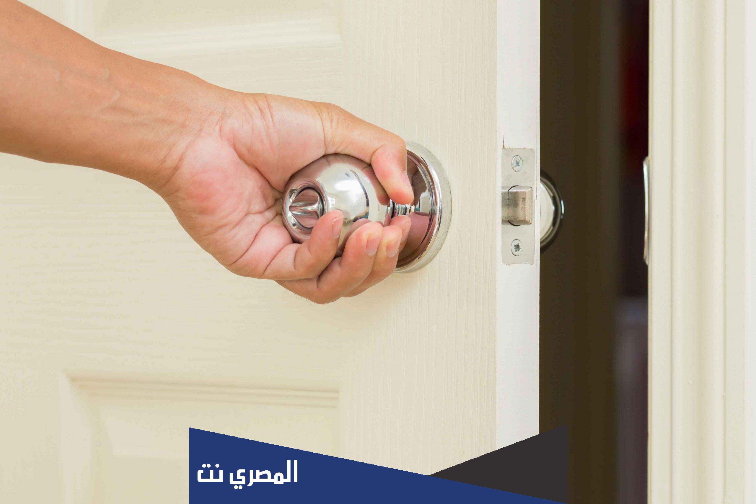 ما هو الشي الذي نظره أقوى من نظرك ولسانه أقصر من لسانك إذا خاف ضحك وإذا مشى نام وإذا اكل بكاء
