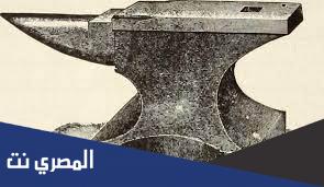 ... ما أنزل مطرقته على سندانه . معنى السندان هو نوع من النبات. وقت الظهر. ما يطرق عليه الحدا