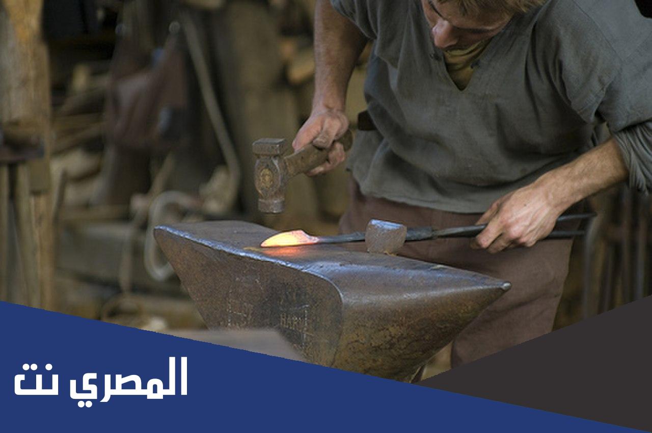 ما أنزل مطرقته على سندانه . معنى السندان هو