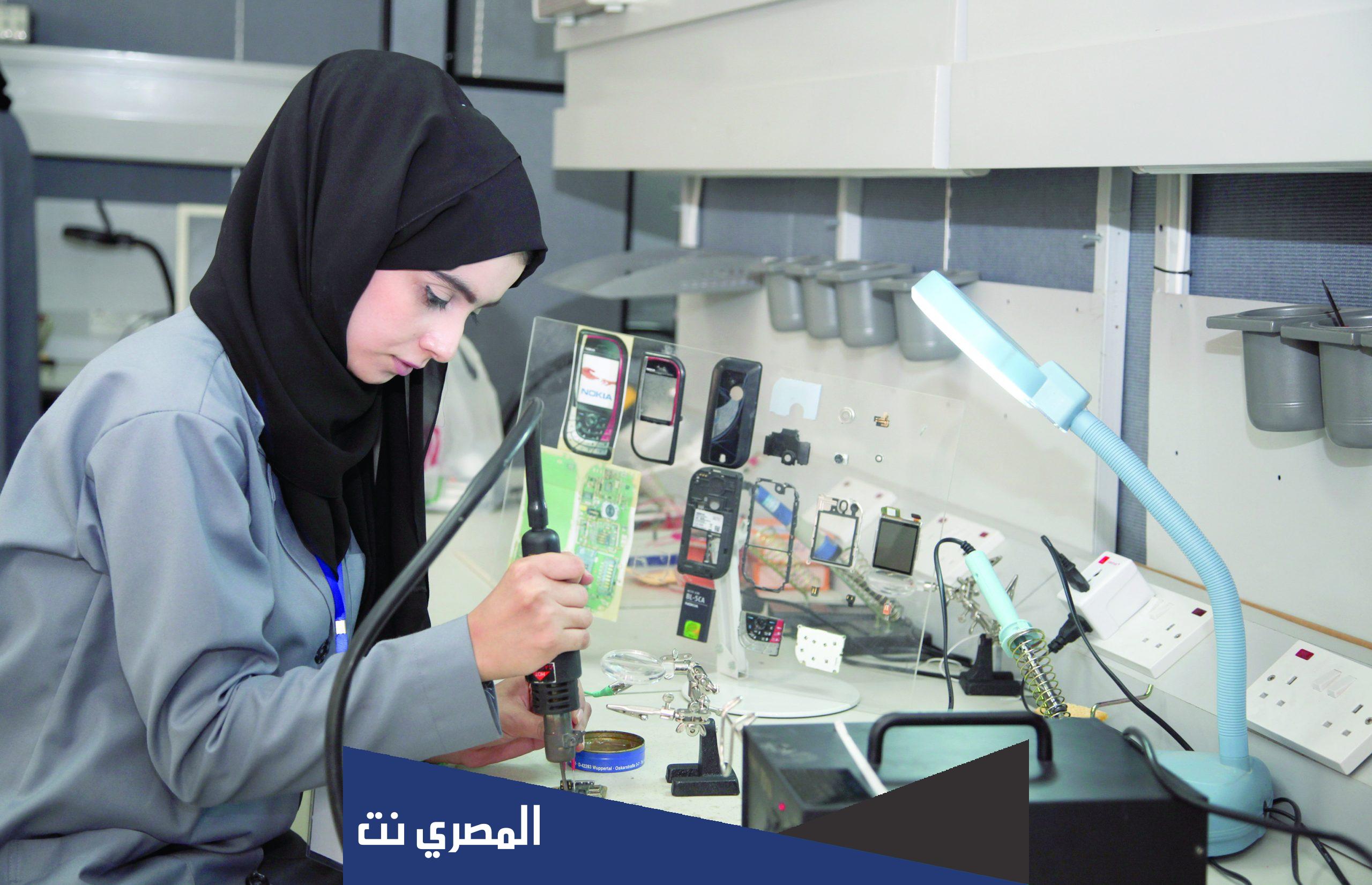 ما أهمية مشاركة المرأة العمانية في سوق العمل