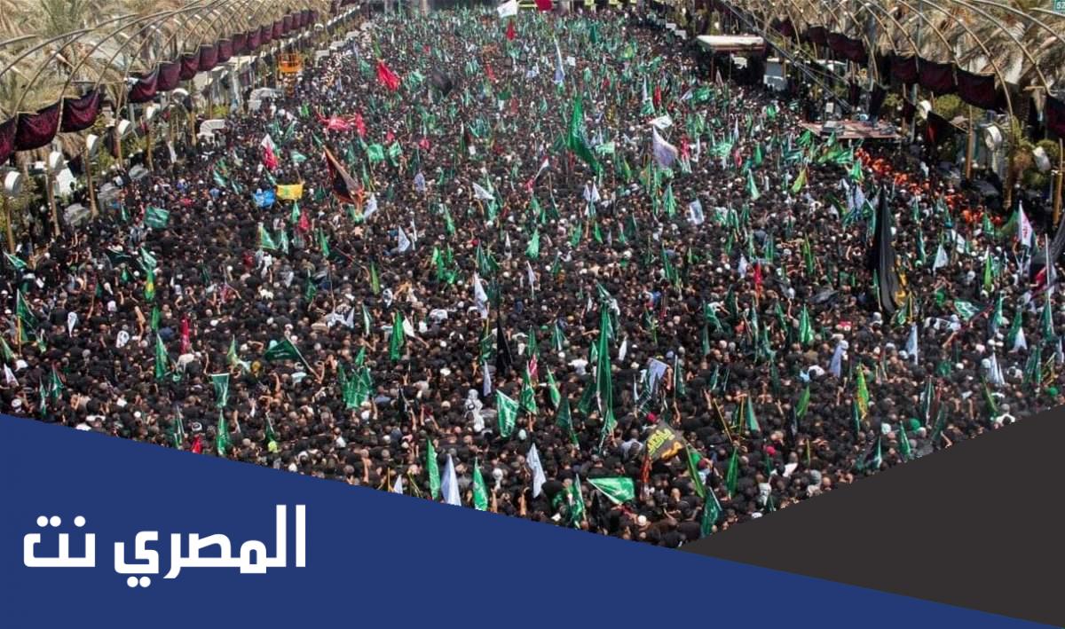 متى تقام ركضة طويريج؟، تعد واحدة من أكبر التجمعات البشرية التي تحدث حول العالم، والتي تقام بشكل سنوي في صباح يوم العاشر من محرم من كل عام، فهي تعد واحدة من ضمن الشعائر الحديثة التي تم تأسيسها من قبل أحد أعيان مدينة كربلاء في قضاء الهندية والذي يطلق عليه اسم طويريج، وكان يطلق عليه اسم ميرزا صالح القزويني، فهي منطقة في كربلاء، وعليه سيتم عرض تفاصيل عن متى تقام ركضة طويريج. ما هي قصة ركضة طويريج تمثل ركضة طويريج واحدة من أهم وأكبر التجمعات البشرية التي تكون في العالم بشكل سنوي، والتي يتم من خلالها احياء مراسيم استشهاد الامام الحسين عليه السلام، ويشارك به عدد كبير يصل لملايين من الزوار العراقيين والعرب والأجانب وغيرهم، وتنطلق هذه المسيرة من قنطرة السلام في كربلاء باتجاه مرقد الامام الحسين في وسط المدينة، أي ما يقارب 2 كيلو ويرددون شعارات لبيك يا حسين. ركضة طويريج ويكيبيديا هي ظاهرة الحسيني التي يتم تنفيذها من قبل الشيعة وتتم بعد صلاة الظهر في منطقة قنطرة السلام، فقد تم العلم بهذه الظاهرة يوم انعقاد مجلس حداد في منزل السيد صالح القزويني، ومن ثم مقتل الامام الحسين في منزله في منطقة الطويرج، فقد اعتاد الناس على هذه التظاهرة وهي تعد أحد الطقوس الدينية التي يتم تأديتها بالنسبة لأهل الشيعة. موعد اقامة ركضة طويريج يتم اقامة ركضة طويريج في العاشر من محرم من كل عام وهو التاريخ الخاص بمقتل الحسين عليه السلام والفتنة الثانية، حيث تكون المسافة المقررة لركضة طويريج ما يقارب 2 كيلو متر، ويزداد عدد المشاركون فيها من عام لاخر، وقد مرت بعدد من المراحل خلال تأسيسها، بدأت بالمنع والتقييد، حيث يتم ترديد عدد من الشعارات والعبارات الخاصة بالولائية الحسينية، ويشارك بها الملايين من أهل الشيعة. ركضة طويريج واحدة من ضمن الفعاليات التي يقوم الشيعة سنوياً في العاشر من محرم باحياءها، وذلك لكي يتم احياء ذكرى استشهاد الحسين بن علي بن أبي طالب، وخاصة بعد مقتله في معركة كربلاء، وعليه تم عرض متى تقام ركضة طويريج.