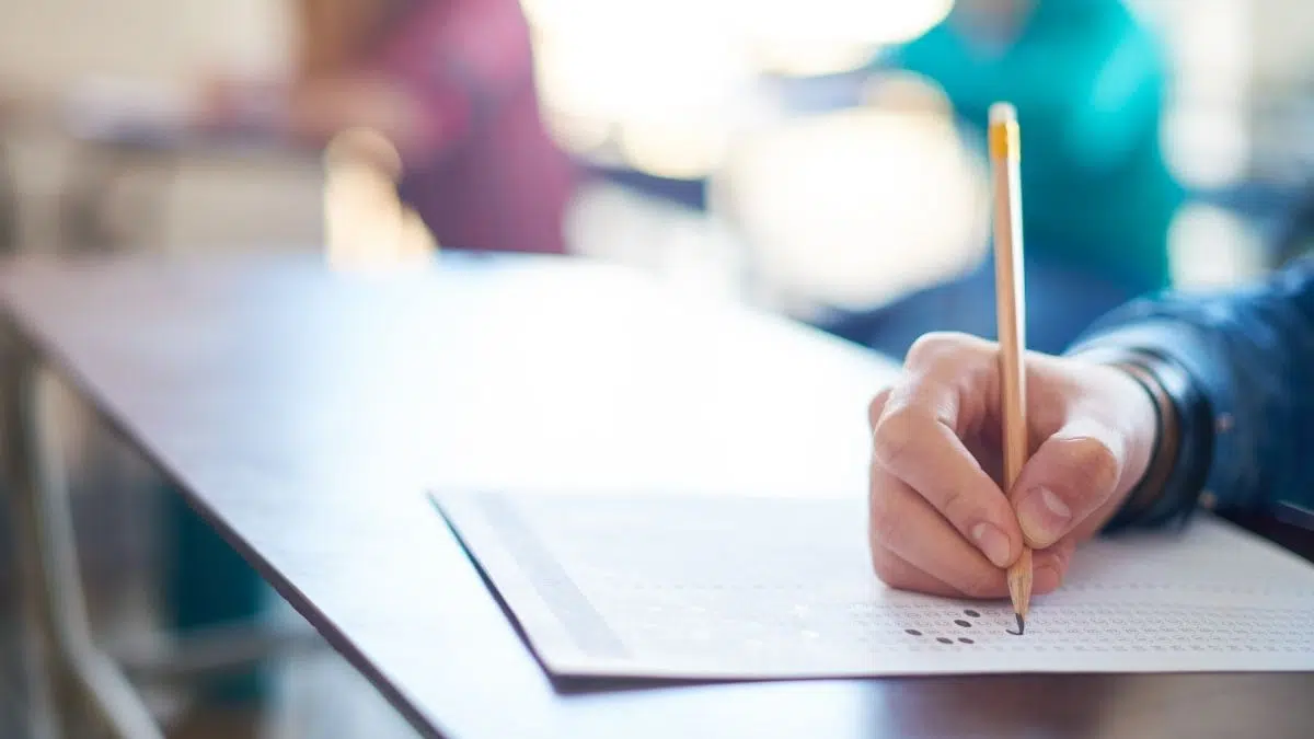 هل بإمكاني التقديم من جديد على إحدى الجامعات وأنا طالب مقيد في إحدى الجامعات؟