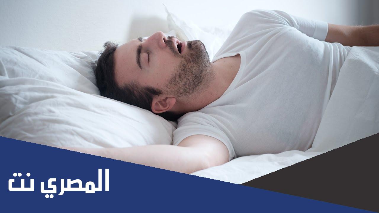 تفسير ركوب السيارة في المقعد الخلفي مع شخص أعرفه للمطلقة