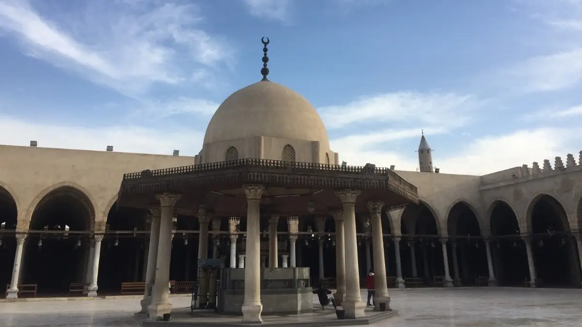 ما هو اول جامع تم بناءه في مصر؟