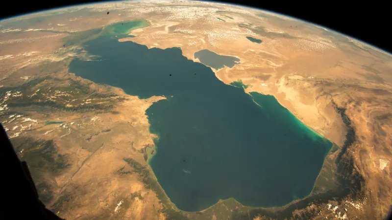 اسم اكبر بحر مغلق في العالم