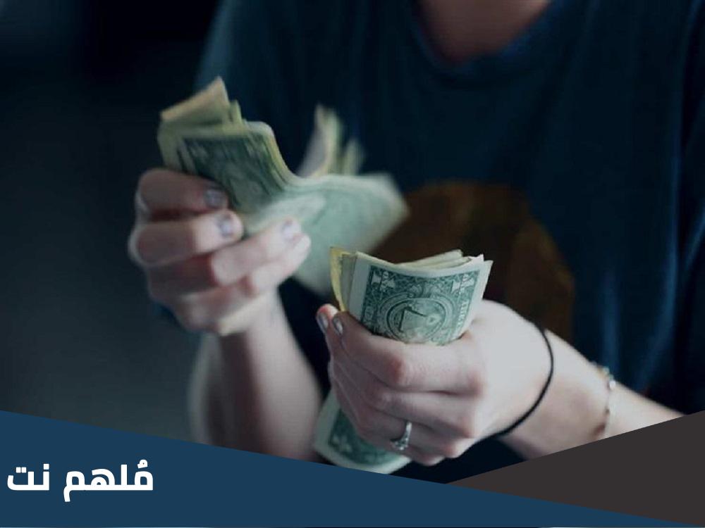 حكم أن يعطي الزوج زكاة ماله لزوجته لتقضي دينها