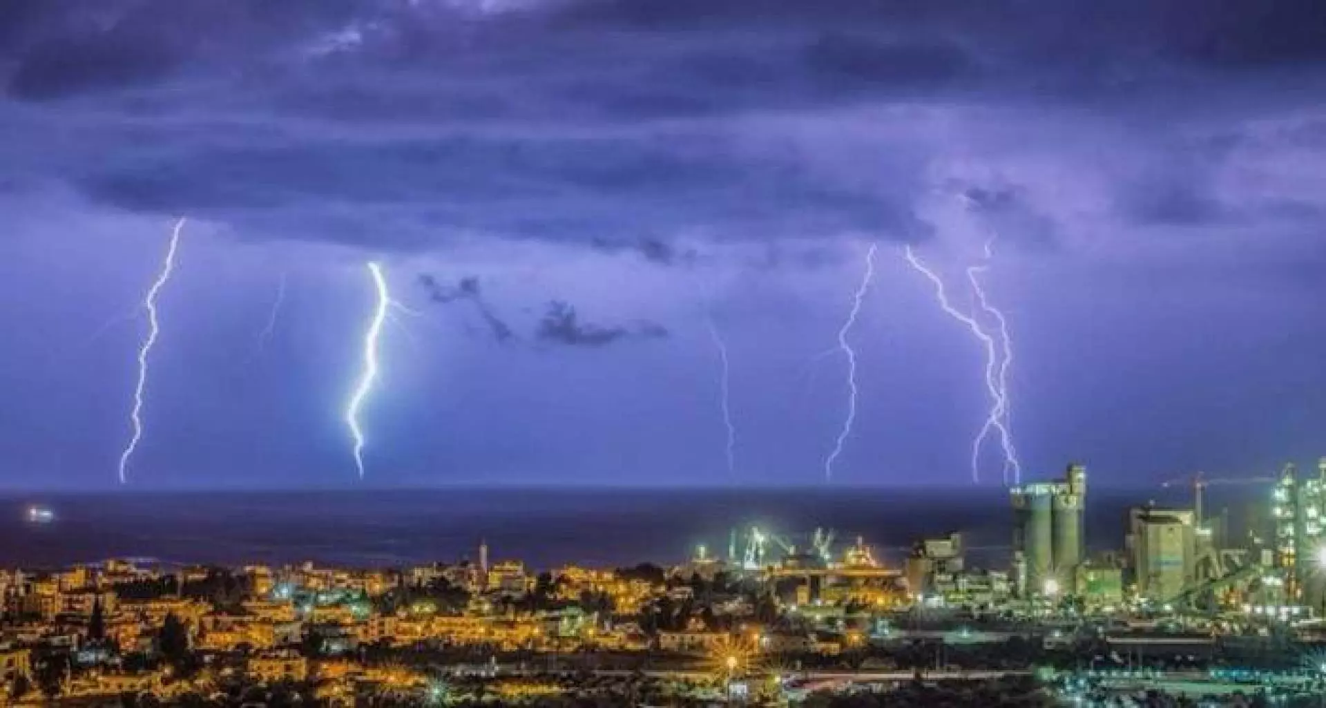 هل البرق والرعد من علامات ليلة القدر في رمضان