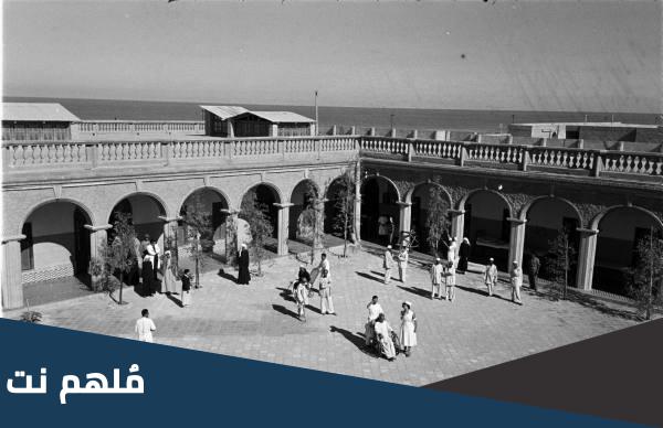 متى أنشئت المدرسةُ الأحمديَّةُ الَّتي واصلَ الشَّيخُ أحمدُ بنُ عبدِ العزيزِ تعليمَهُ بها؟