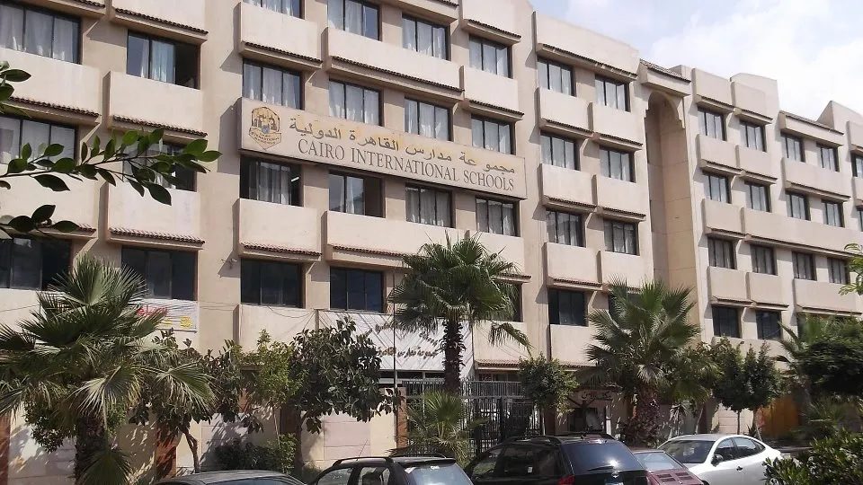 ما هي المدارس التي تقبل من مجموع 200