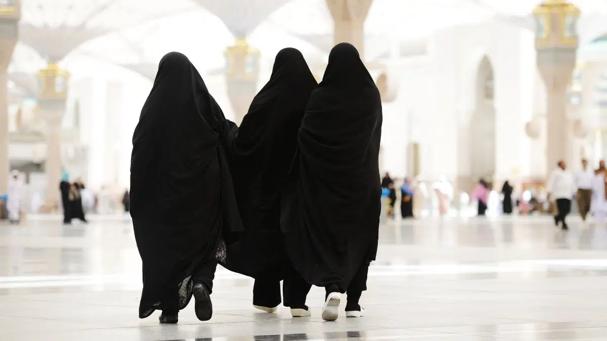 هل اسبال الثياب محرم على النساء والرجال معا